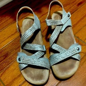 gently worn Taos-great support